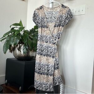 Loft Wrap Summer Dress Sz S Tan Navy Blue V neck Short Sleeves Ties in the Back